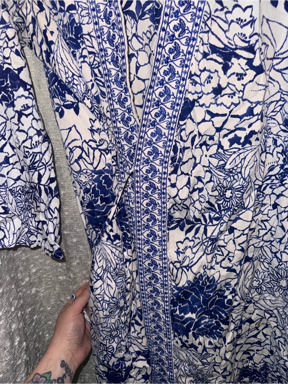 Blue and White Floral Robe - Elegant Women's Kimono - Picture 6 of 8